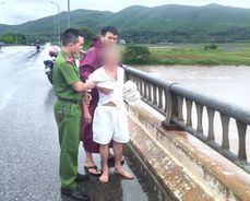 Quảng Trị: Đại úy Công an kịp thời cứu nam thanh niên có hành vi mạo hiểm trên thành cầu Xuân Sơn