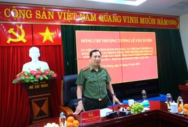 Thứ trưởng Lê Văn Tuyến kiểm tra công tác tại Trạm giam Hoàng Tiến