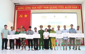 Trao 10 căn nhà tặng hộ dân khó khăn tại xã Vĩnh Bình, tỉnh An Giang