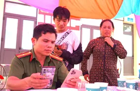 Tích cực hỗ trợ người dân thực hiện các thủ tục hành chính