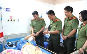 Công an tỉnh Thái Nguyên thăm hỏi, động viên Tổ trưởng tổ bảo vệ an ninh, trật tự bị thương khi làm nhiệm vụ