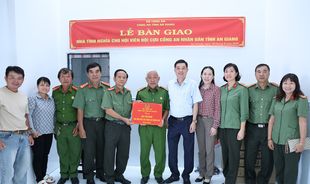 Công an tỉnh An Giang bàn giao 02 căn nhà tặng hội viên Hội Cựu Công an nhân dân