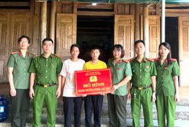 Phú Thọ: Công an xã Thanh Sơn nhận đỡ đầu cháu bé có hoàn cảnh khó khăn