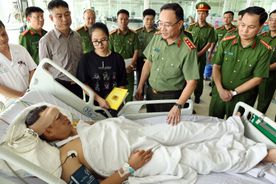 Thứ trưởng Phạm Thế Tùng thăm cán bộ Công an TP. Hà Nội bị thương khi làm nhiệm vụ