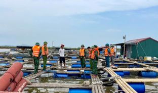 Công an Thanh Hóa sát cánh cùng người dân chống bão số 5