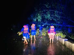 Công an tỉnh Hà Tĩnh xuyên đêm giúp dân ứng phó bão số 5, sẵn sàng khắc phục sau bão