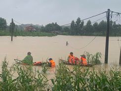 Công an tỉnh Phú Thọ giúp đỡ Nhân dân chống bão và khắc phục ảnh hưởng của cơn bão số 5 gây ra