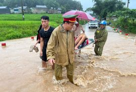 Thanh Hóa: Vượt mưa lũ nhanh chóng hỗ trợ sản phụ chuyển dạ đi sinh