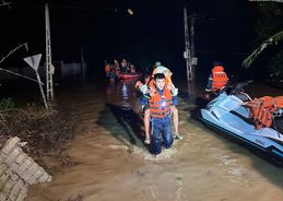 Chùm ảnh lực lượng Công an Thanh Hóa nỗ lực giúp dân ứng phó với mưa bão