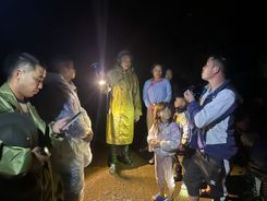 Lào Cai: Xuyên đêm sơ tán, hỗ trợ hơn 300 người dân và du khách di chuyển đến nơi an toàn