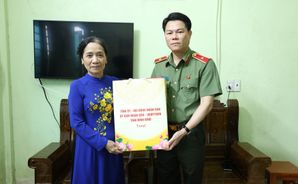 Thăm, tặng quà gia đình chính sách, người có công với cách mạng trên địa bàn tỉnh Ninh Bình