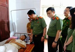 Hà Tĩnh: Thăm, động viên cán bộ Công an xã Xuân Lộc bị thương khi làm nhiệm vụ khắc phục hậu quả bão số 5