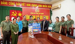 Ban Phụ nữ Công an tỉnh An Giang thăm và tặng quà con đỡ đầu
