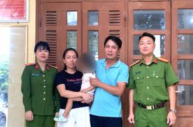 Quảng Ninh: Công an đặc khu Vân Đồn kịp thời đưa cháu bé 02 tuổi đi lạc trở về với gia đình an toàn