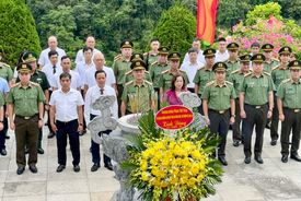 Thứ trưởng Phạm Thế Tùng dâng hương tại Đền thờ Chủ tịch Hồ Chí Minh trong Khu di tích Quốc gia đặc biệt Pác Bó