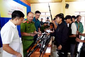 Lào Cai: Vận động người dân giao nộp trên 5.000 vũ khí, vật liệu nổ, công cụ hỗ trợ