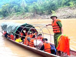 Nghệ An: Công an xã Lượng Minh đồng hành “lái đò” đưa con chữ qua sông