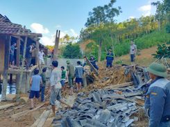 Lực lượng Công an Thanh Hóa nỗ lực giúp Nhân dân xã Yên Nhân khắc phục hậu quả thiên tai
