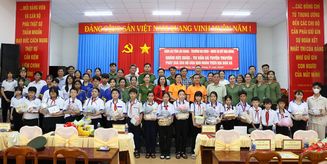 Khám chữa bệnh, phát thuốc miễn phí và tặng quà hơn 350 người dân, học sinh nghèo tại xã Mỹ Hòa Hưng, tỉnh An Giang