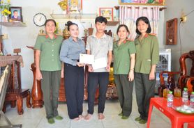 Trao tặng quà đến con Liệt sĩ Công an nhân dân nhân dịp năm học mới