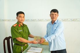 Công an TP Cần Thơ hỗ trợ người dân nhận lại số tiền 300 triệu đồng do chuyển nhầm tài khoản