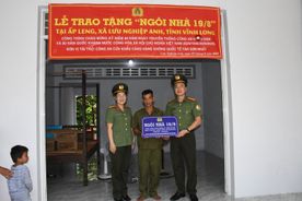 Trao “Ngôi nhà 19/8” tặng Tổ trưởng Tổ an ninh trật tự ở cơ sở