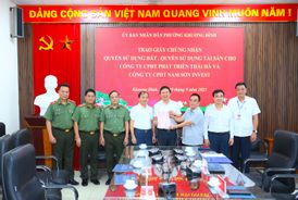 Trao Giấy chứng nhận quyền sử dụng đất để thực hiện dự án xây dựng nhà ở cho cán bộ, chiến sĩ Công an nhân dân