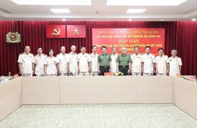 Bộ trưởng Lương Tam Quang gặp mặt Ban liên lạc cựu chuyên gia Bộ Công an Việt Nam tại Campuchia