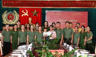 Công an Lai Châu nhận đỡ đầu con trai Thiếu tá Hà Văn Minh hy sinh khi làm nhiệm vụ