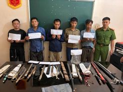 Bắt nhóm đối tượng có nhiều hành vi phạm tội liên quan tới ma túy, thu giữ hàng chục dao, kiếm