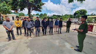Đắk Lắk: Khởi tố 15 đối tượng mang hung khí đi hỗn chiến, chống người thi hành công vụ