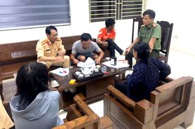 Giúp người phụ nữ có dấu hiệu không bình thường đi lạc về với gia đình