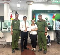 Quảng Ngãi: Công an xã hỗ trợ người dân trả lại số tiền do người khác chuyển khoản nhầm