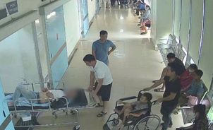 Cán bộ Công an tỉnh Phú Thọ kịp thời đưa người dân bị đột quỵ đến bệnh viện