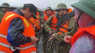 Cảnh sát PCCC và CNCH Công an Thanh Hóa dầm mình trong mưa bão giải cứu thành công 10 người dân bị mắc kẹt