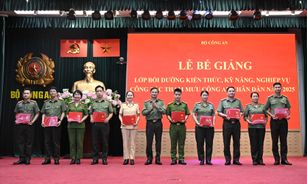 Bế giảng Lớp bồi dưỡng công tác tham mưu Công an nhân dân năm 2025