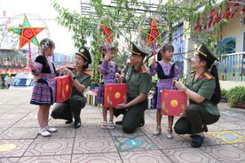 Phú Thọ: Mang niềm vui trung thu đến với học sinh mần mon xã Pà Cò