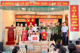 Công an tỉnh Nghệ An trao quà Trung thu tặng các trẻ em có hoàn cảnh đặc biệt khó khăn