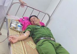 Hà Tĩnh: 02 cán bộ Công an xã hiến máu cứu bệnh nhân nguy kịch