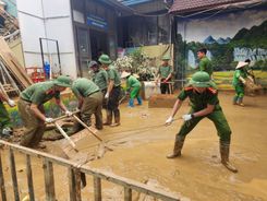 Cao Bằng: Ra quân dọn dẹp đường phố sau bão số 11