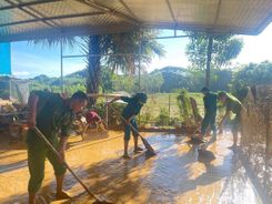 Lực lượng Công an tỉnh Bắc Ninh khẩn trương giúp Nhân dân dọn dẹp, vệ sinh, khắc phục hậu quả thiên tai