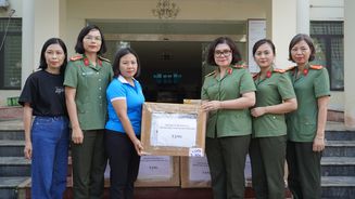 Hội Phụ nữ Công an nhân dân trao quà hỗ trợ khắc phục hậu quả thiên tai và động viên gia đình lực lượng an ninh cơ sở