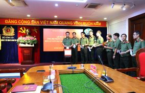 Cục Quản lý xây dựng và doanh trại chung tay chia sẻ khó khăn với người dân bị ảnh hưởng do bão lũ gây ra