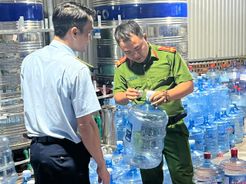 Công an Hà Nội khởi tố 04 đối tượng trong vụ sản xuất, buôn bán nước Lavie giả