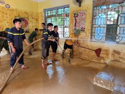 Lực lượng Công an tỉnh Lạng Sơn khẩn trương giúp Nhân dân khắc phục hậu quả sau bão