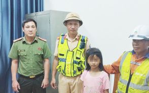 Tổ công tác Cảnh sát giao thông hỗ trợ, đưa cháu bé đi lạc trên cao tốc về với gia đình an toàn