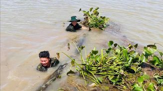 Công an xã giúp dân khắc phục hậu quả thiên tai