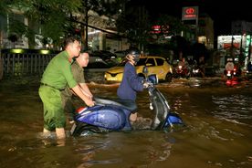 Lực lượng Công an thành phố Cần Thơ giúp đỡ nhân dân di chuyển đến nơi an toàn