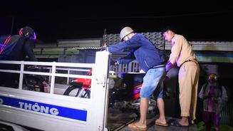 Cảnh sát giao thông huy động xe chuyên dụng giúp người dân qua vùng nước ngập
