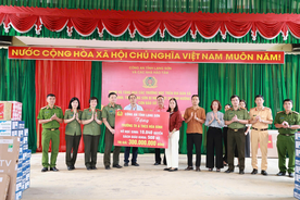 Công an tỉnh Lạng Sơn tặng quà các trường học tại xã Yên Bình và xã Vân Nham bị thiệt hại do mưa lũ